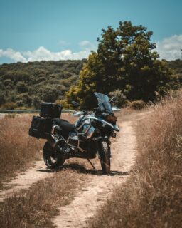 What’s your favourite tyre combo? I cannot even remember how many sets of TKC70s I have gone through now 🤣 These tyres do everything I need them to and they also look bad ass 🔥 Thanks @cotswoldmotorrad for the great service! • • • • #advanceriding #rideuk #keepitreal #nobullshit #ridesafe #rideuk #justride #roadtrip #bmwmotorrad #makelifearide #roadexplorer #mototraveler #bigtrail #adventuretime #bmwadventureriders #bmwadvriders #adventurebikeriders #cardofam #shootandride #nexxhelmets