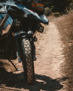 Everyone asks me about tyres. So here it is — no paid partnership, just miles of honest data. Great grip from day one, even on cold and wet British roads. Great behaviour on roads and motorways, even if you push them hard. Pairing the front with the Rock version in the rear will give better handling on gravel roads and dry green lanes. Heavy braking will wear the front unevenly, but it doesn’t affect performance or grip. The Rock rear will last a bit less than the standard one, but I still get over 6,000 miles comfortably — which takes me from one service to the next. Would I buy them again? Yes! I’ve had so many sets I’ve lost count. Drop your tyre setup in the comments — always curious what people are running. And save this for the next time someone asks. #gearverdict #tkc70 #adventurebike #malonmoto #nobullshit