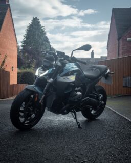 A few years ago, I used to have a R1200R LC, so I thought it was about time I tried the new R1300R. I used to like the R as it was a gentleman's naked bike that you could have fun with, tour, commute... The new R has moved into the roadster concept. The bike is now smaller, more compact, more aggressive... It is a great bike if you want to have fun around the bends but it is not the R I remember. Have you ridden it? Do you own one? What are your thoughts? 🤔 #adventurerider #rideuk #keepitreal #nobullshit #motorcycle
